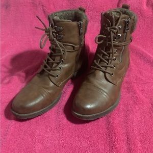 Taxi bootie with zipper closure. Lightly insulated.